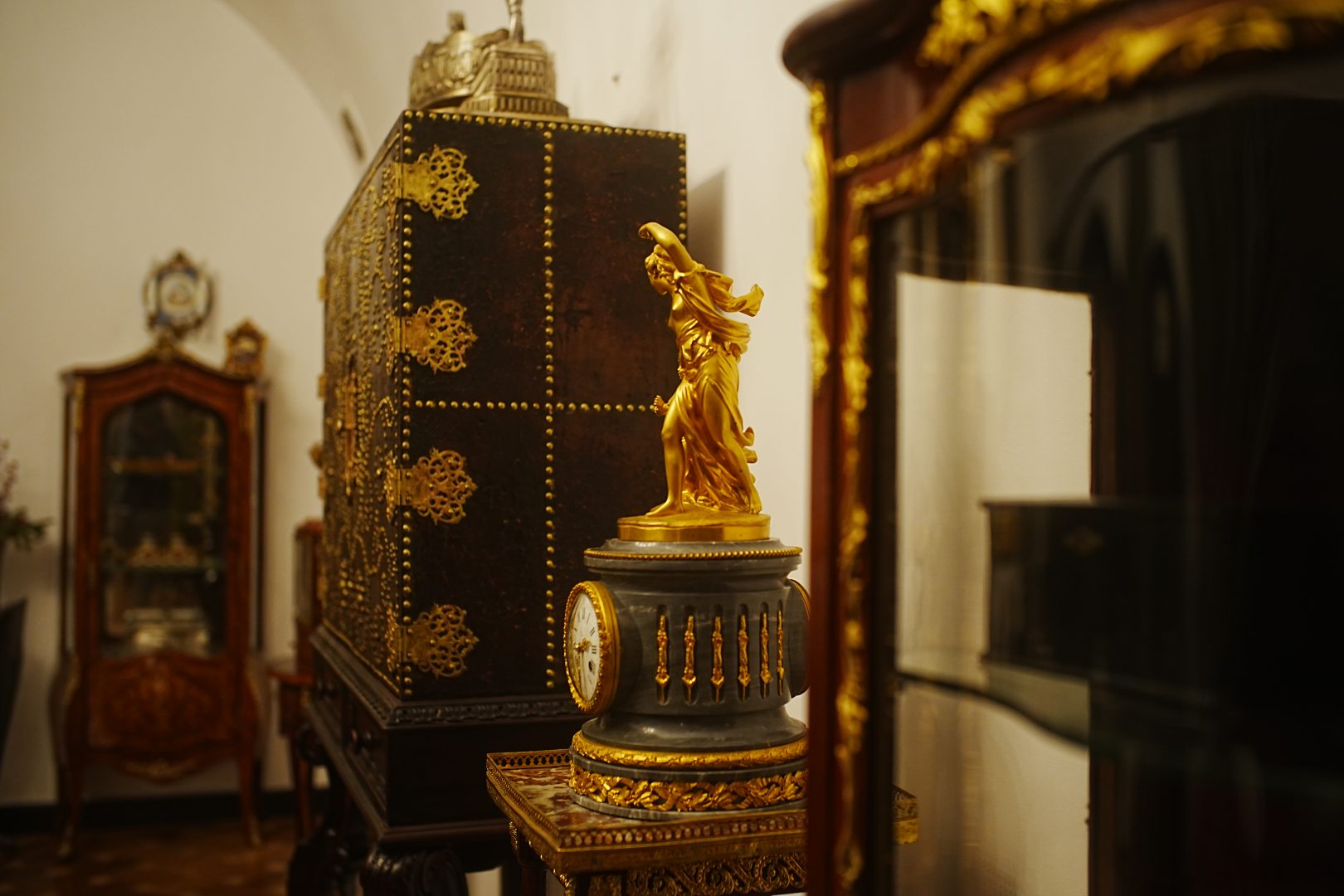 Art. History. Experience. – Descoperă camera secretă de poker privat în București la EkoGroup Vila 1 Art. History. Experience. – Descoperă camera secretă de poker privat în București la EkoGroup Vila